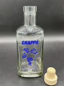 Glasflasche mit Motiv aus Vinylfolie zum Befüllen von GRAPPA