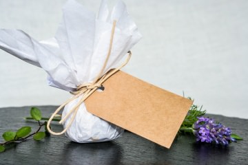 Gastgeschenk Seedbomb (Samenbombe) mit Blumensamen für Events, z.B. Hochzeit Geburtstag Taufe Kommunion Konfirmation Firmung *Seidenpapier mit Kraftpapier-Anhänger