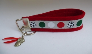 Schlüsselanhänger - FUSSBALL - ITALIEN - Punkte grün-weiß-rot -  Wollfilz rot