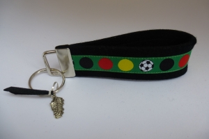 Schlüsselanhänger - FUSSBALL - DEUTSCHLAND - Punkte grün schwarz-rot-gelb -  Wollfilz schwarz