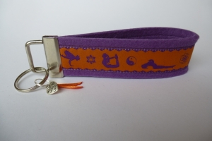 Schlüsselanhänger - YOGA orange - Wollfilz lila
