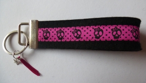 Schlüsselanhänger - TOTENKOPF SCULLS pink mit Schleifchen - Wollfilz schwarz