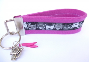 Schlüsselanhänger - KATZENKÖPFE schwarz-weiß-grau - Wollfilz pink 