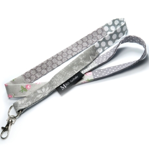 Milo-Schaly Schlüsselband lang Patchwork Karabiner Einzelstück Schlüsselanhänger grau weiß Blumen Punkte
