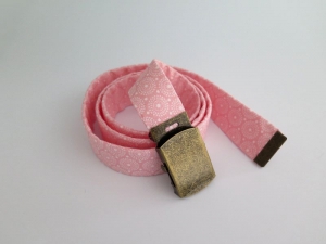 Milo-Schaly fester Gürtel aus Stoff vegan Damengürtel Stoffgürtel mit Retroblumen rosa weiß - Handarbeit kaufen