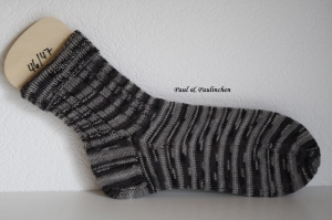  Socken handgestrickt, Größe 46/47, Artikel 4345 Fb.: grau-schwarz bei Paul & Paulinchen     