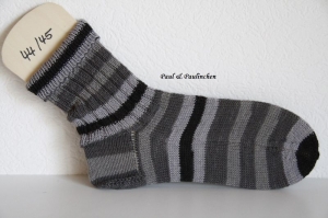  Socken handgestrickt, Größe 44/45, Artikel 4409 Fb.: grau/schwarz bei Paul & Paulinchen   