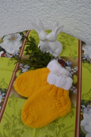 Babysocken Socken Stricksocken Baby gelb weiß Ostern gestrickt 0-6 Monate 