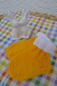 Babysocken Socken Stricksocken Baby gelb weiß Ostern gestrickt 0-6 Monate 