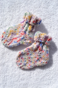 Socken Babysocken Erstlingssocken Stricksocken Baby weiß bunt vegan gestrickt 0 - 6 Monate