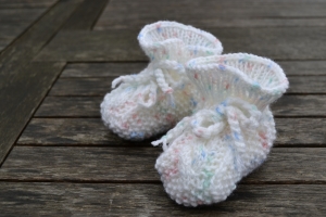 Babyschuhe Babyschühchen Schuhe Babysocken Socken gestrickt weiß bunt vegan handgestrickt