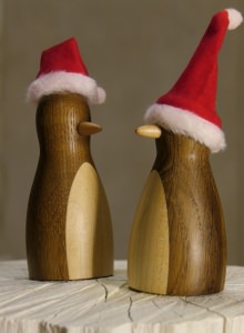 MUMAPI - gedrechselter Pinguin mit Weihnachtsmütze, Lederherz und Booklet