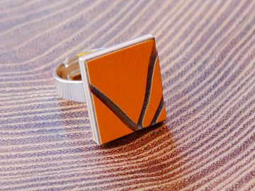 LILT - Ring orange; aus Schichtholz und versilbertem Messing, Größe ist verstellbar 
