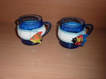 Zwei umhäkelte Teetassen - blau-weiß mit Fisch - bunt - Handarbeit kaufen