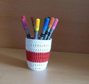 Stiftebecher - Blumenvase  umhäkelt rot-weiß - Handarbeit kaufen