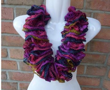 gestrickter Loop-Schal aus Netzgarn - lila - Handarbeit kaufen