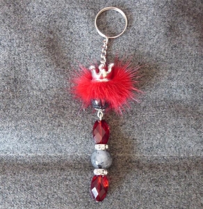 Schlüsselanhänger/Taschenanhänger mit Krone und Fellpuschel - rot-grau - Handarbeit kaufen