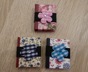 Drei hangefertigte Haftnotizzettelbüchlein aus Papier und Buchleinen - (Blumen) - Handarbeit kaufen