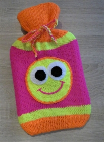 Gestrickter Wärmflaschenbezug mit Smiley-Motiv (Neonfarben) inkl. Wärmflasche 