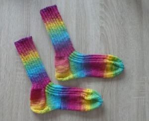 Gestrickte Socken Größe 42/43 - Regenbogenfarben - Handarbeit kaufen