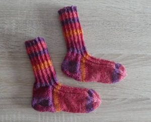 Gestrickte Socken Größe 22/23 pink/orange/lila - Handarbeit kaufen