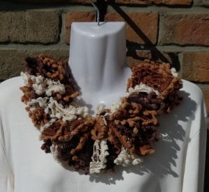 gestrickter Schal (Loop) aus Netzgarn mit Pompon-Borte - beige-braun - Handarbeit kaufen