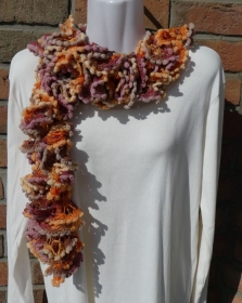gestrickter Schal aus Netzgarn mit Pompon-Borte - Orange-Braun-Lila-Töne - Handarbeit kaufen