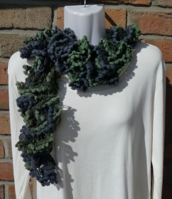 gestrickter Schal aus Netzgarn mit Pompon-Borte - Grün-Blau-Töne - Handarbeit kaufen