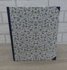 Handgefertigtes Ringbuch für DIN A5 aus Pappe, Papier und Buchleinen - Motiv: Brombeeren - blau-weiß - Handarbeit kaufen