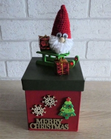 Handgefertigte Geschenkverpackung Wichtel auf Schlitten, Schriftzug Merry Christmas - Handarbeit kaufen