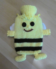 Gestrickter Wärmflaschenbezug (klein) - Biene - gelb-schwarz  ink. Wärmflasche
