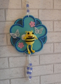 Wand-/Türdeko mit gehäkelter Biene, Blumen, Metallschmetterlingen (rosa, blau, schwarz, gelb, weiß) - Handarbeit kaufen