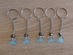 5 handgefertigte Schlüsselanhänger mit Metallflügeln blau - Handarbeit kaufen