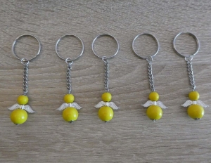 5 handgefertigte Schlüsselanhänger mit Metallflügeln  - gelb - Handarbeit kaufen