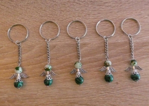 5 handgefertigte Schlüsselanhänger mit Metallflügeln  - grün-weiß - Handarbeit kaufen