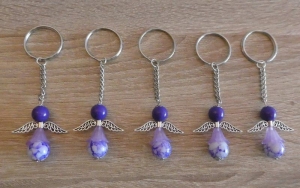 5 handgefertigte Schlüsselanhänger mit Metallflügeln  - lila - Handarbeit kaufen