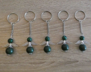 5 handgefertigte Schlüsselanhänger mit Metallflügeln  - grün - Handarbeit kaufen