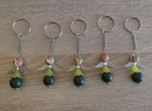 5 handgefertigte Schlüsselanhänger mit Metallflügeln  - grün-gelb-bunt - Handarbeit kaufen