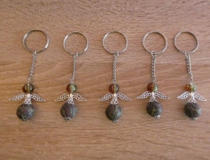 5 handgefertigte Schlüsselanhänger mit Metallflügeln  - grün-braun - Handarbeit kaufen