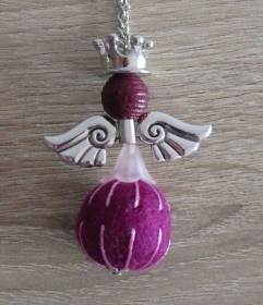 Handgefertigter Schlüsselanhänger mit Metallflügeln und Krone - Engel  - rosa-magenta - Handarbeit kaufen