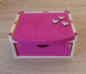 Kleines bemaltes Schubladenkästchen mit Spiegel - pink mit Herzen
