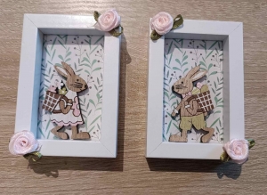 Zwei kleine Bilderrahmen zum Hinstellen mit Osterhasenmotiven und Stoffblumen