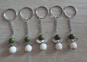 5 handgefertigte Schlüsselanhänger mit Metallflügeln  - wollweiß-grün - Handarbeit kaufen