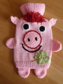 Gestrickter Wärmflaschenbezug - Glücksschweinchen -  inkl.Wärmflasche  rosa-rot-grün