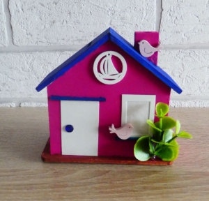 Spardose aus Holz - Haus mit Schornstein und Verzierungen - blau-pink-weiß - Handarbeit kaufen