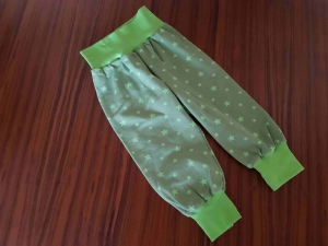 süße Handgefertigte Mitwachshose Sterne Hose Pumphose grün Gr. 62 und 74/80 genäht kaufen