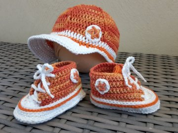 Gehäkelte Baby-Turnschuhe mit Basecap in orange - ca. 4 Monate
