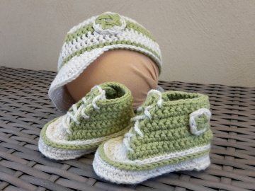 Gehäkelte Baby-Turnschuhe mit Basecap in hellgrün-weiß - ca. 4 Monate