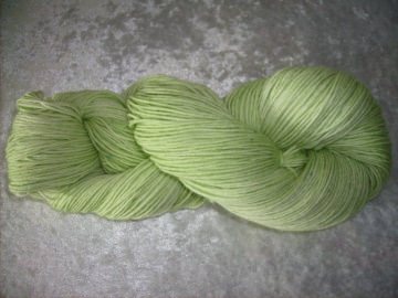100 gr. handgefärbte Sockenwolle 4 fädig zart hellgrün meliert