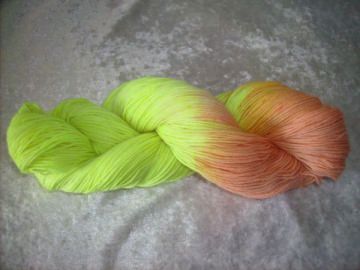 100 gr. handgefärbte Sockenwolle 4 fädig leuchtender Lachs